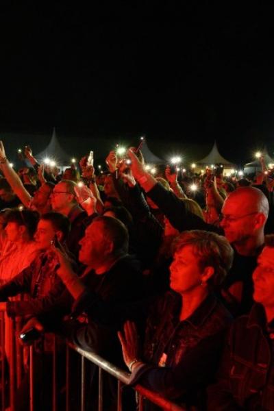 Indochine Tribute : Plongez Dans l'Univers du Groupe Culte